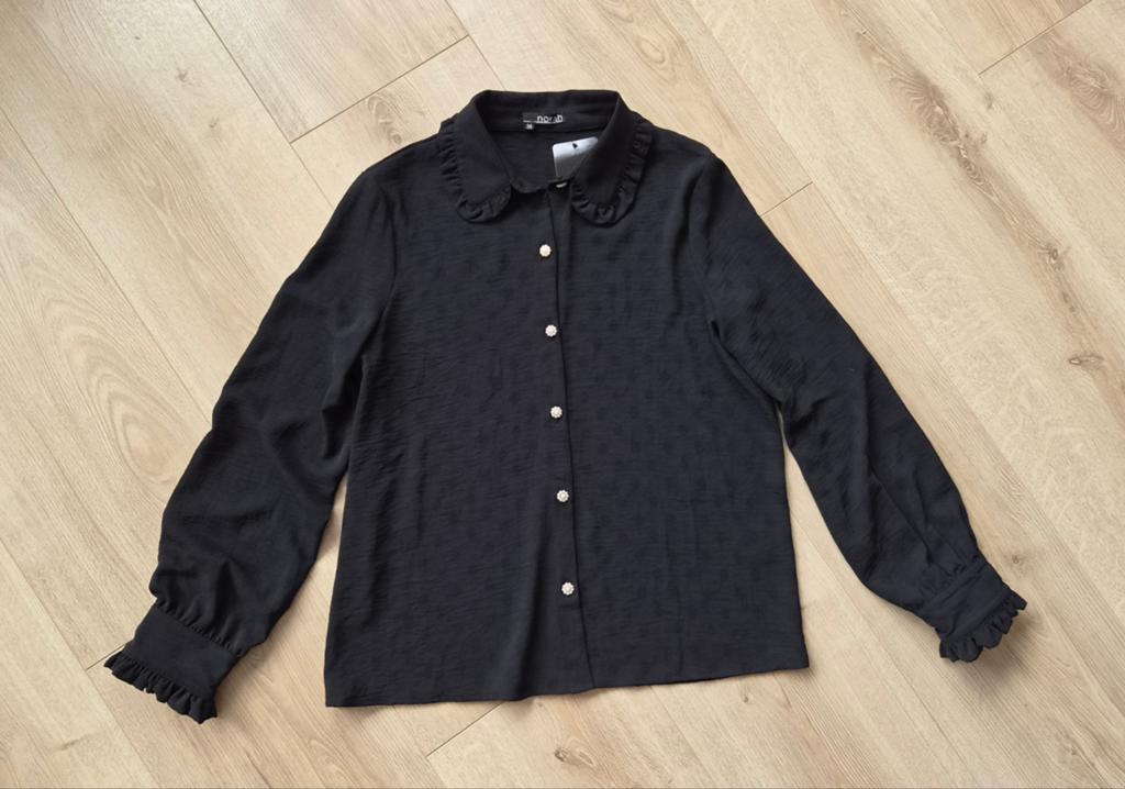 Norah blouse maat 36 met ruches en parelknopen, Sieraden, Tassen en Uiterlijk, Verzenden, Nieuw, Zwart, Overige merken