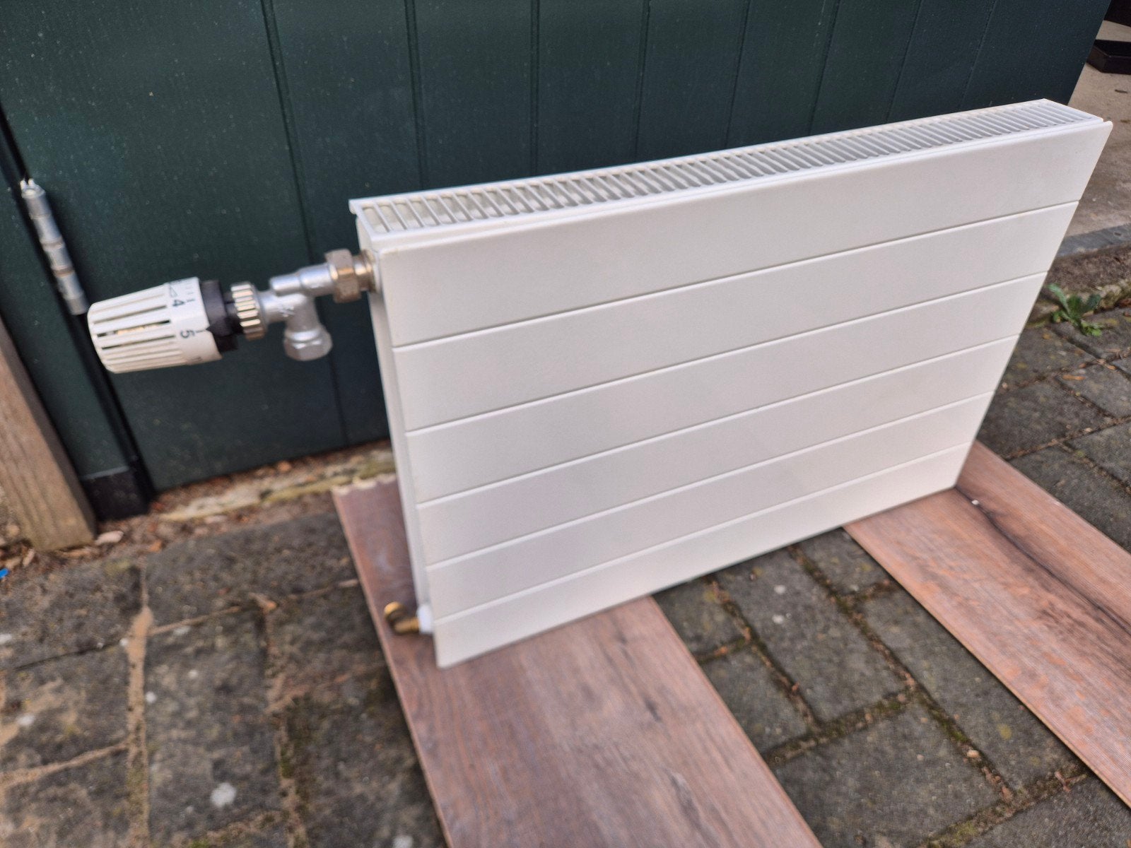 Nette radiator 60x7x40 cm met Heineier knop en ophangsysteem, Doe-het-zelf en Verbouw, 30 tot 80 cm, Gebruikt, Radiator, Minder dan 60 cm