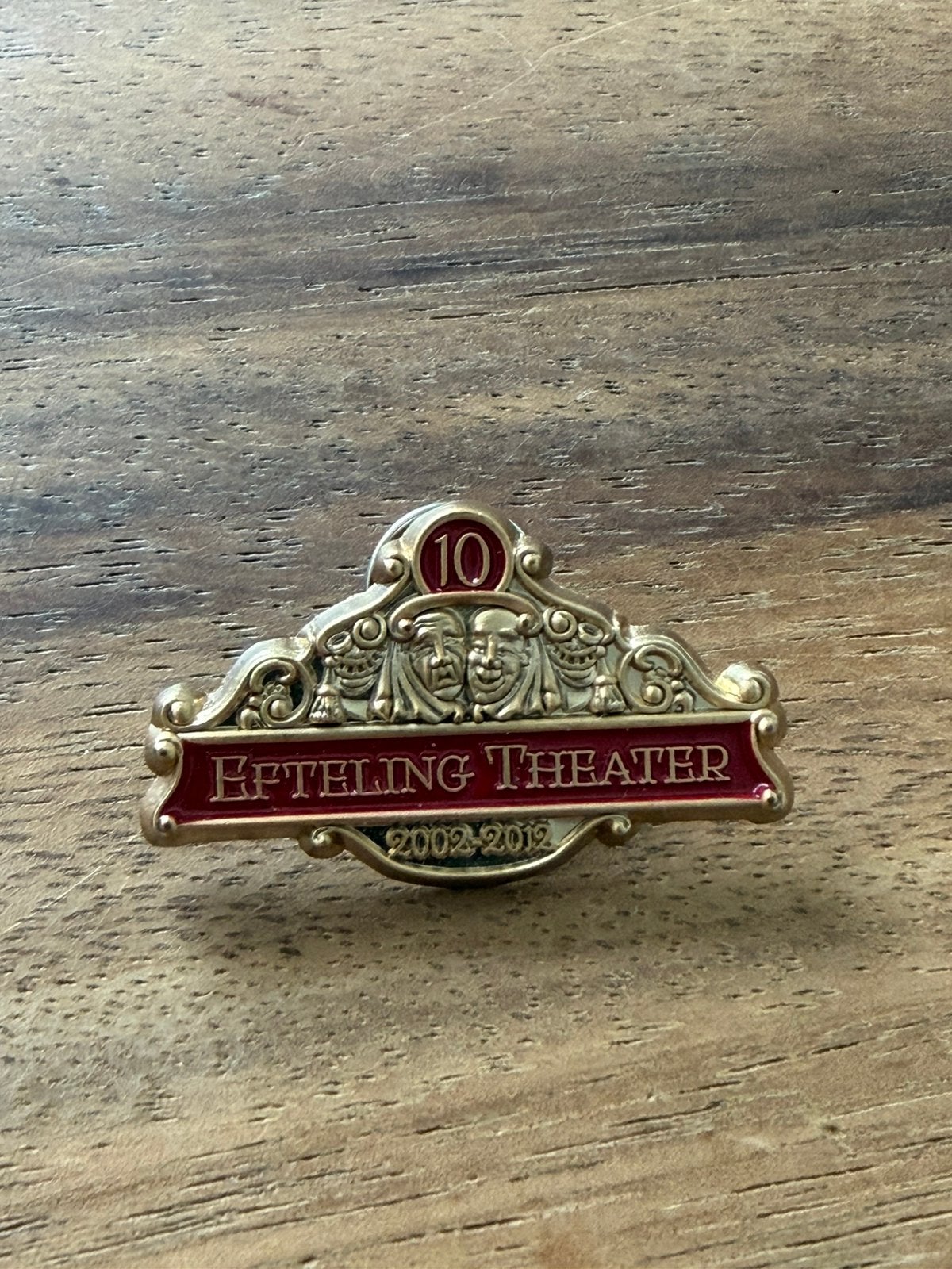 Efteling jubileum pin 10 jaar Efteling Theater, Ophalen of Verzenden, Zo goed als nieuw, Button of Speldje