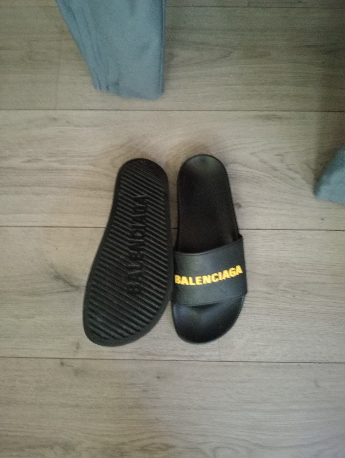 Balenciaga slippers zwart met geel logo, Kleding | Dames, Schoenen, Ophalen of Verzenden, Zwart