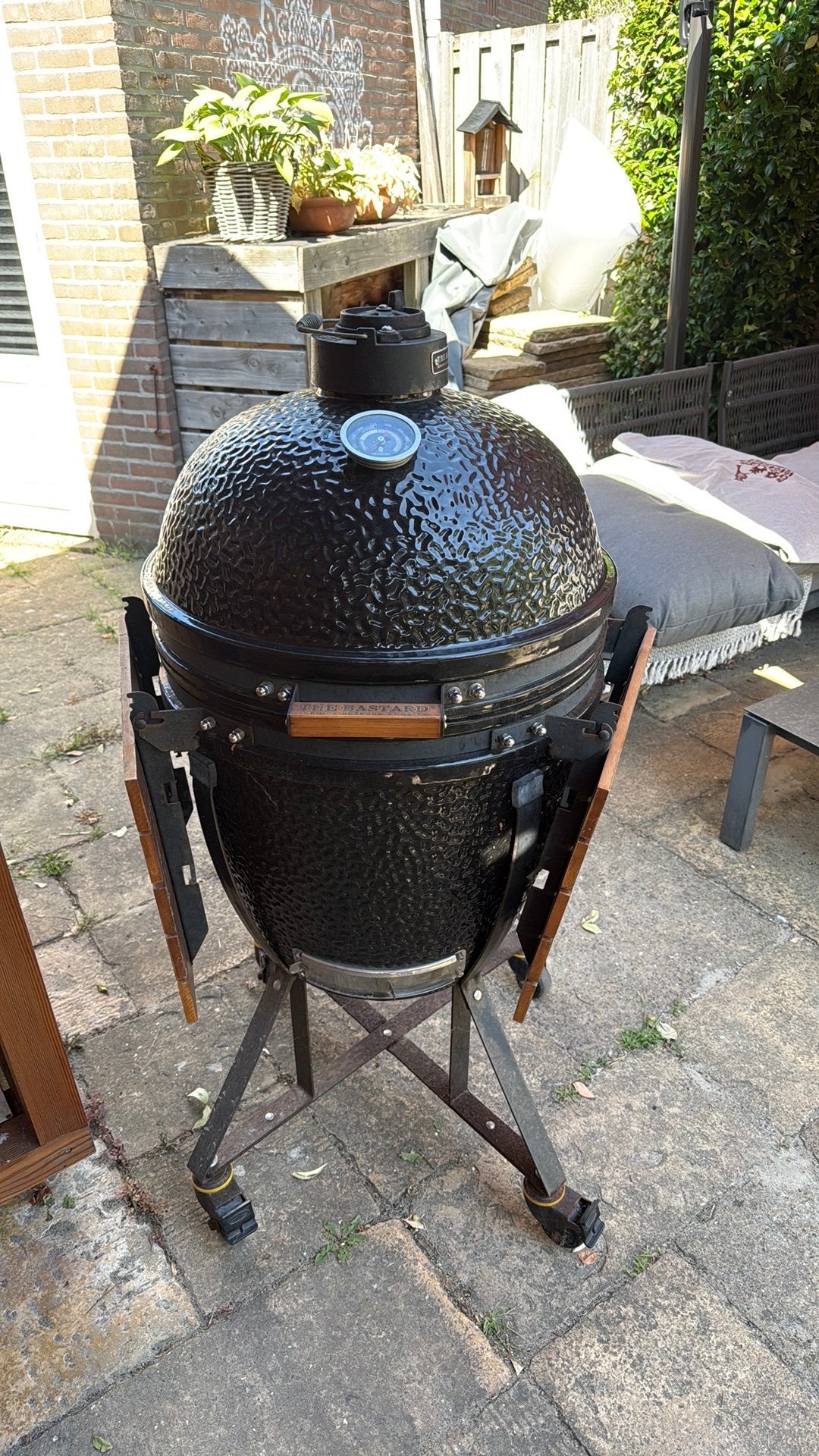 Kamado Black Bastard L compleet + accessories, Tuin en Terras, Houtskoolbarbecues, Zo goed als nieuw, Ophalen
