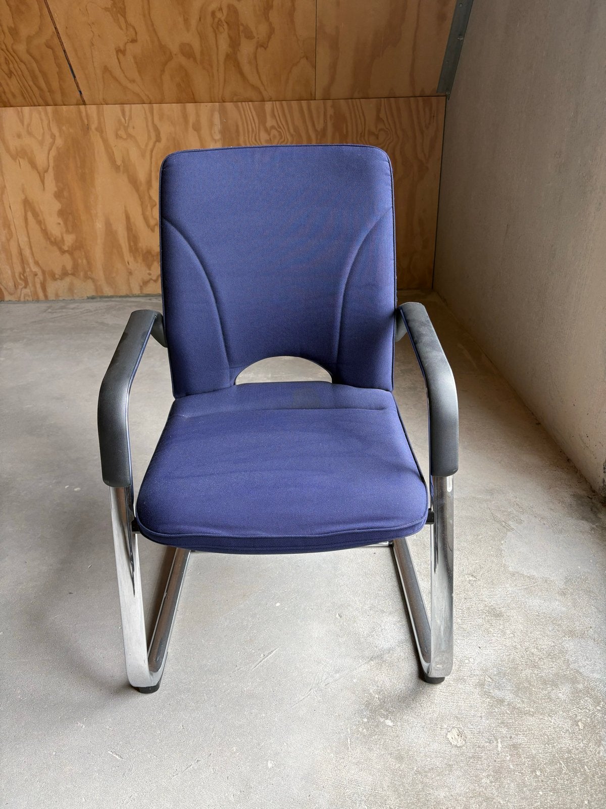 Comfortabele blauwe stoelen met armleuningen 13st, Ophalen, Gebruikt, Blauw, Metaal