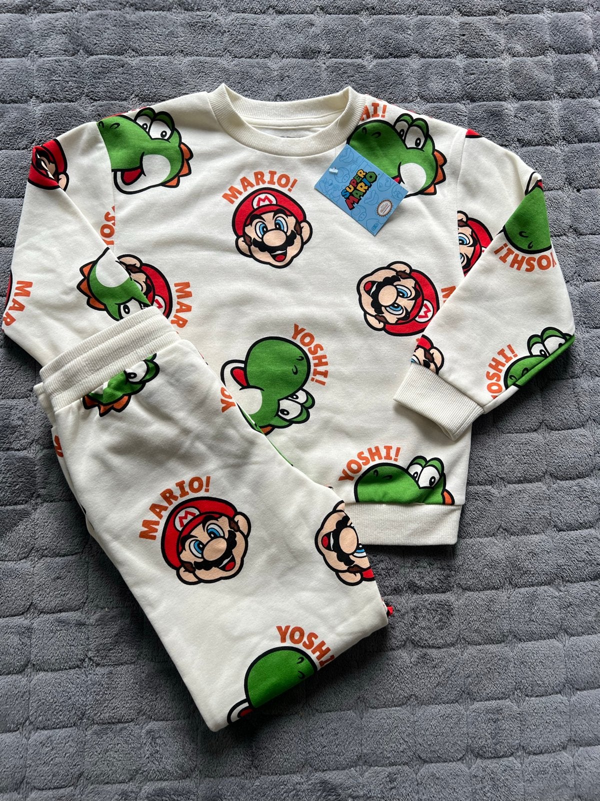 NIEUW, stoer 2-delig joggingpak van Super Mario & Yoshi, 116, Ophalen of Verzenden, Nieuw, Jongen, Setje