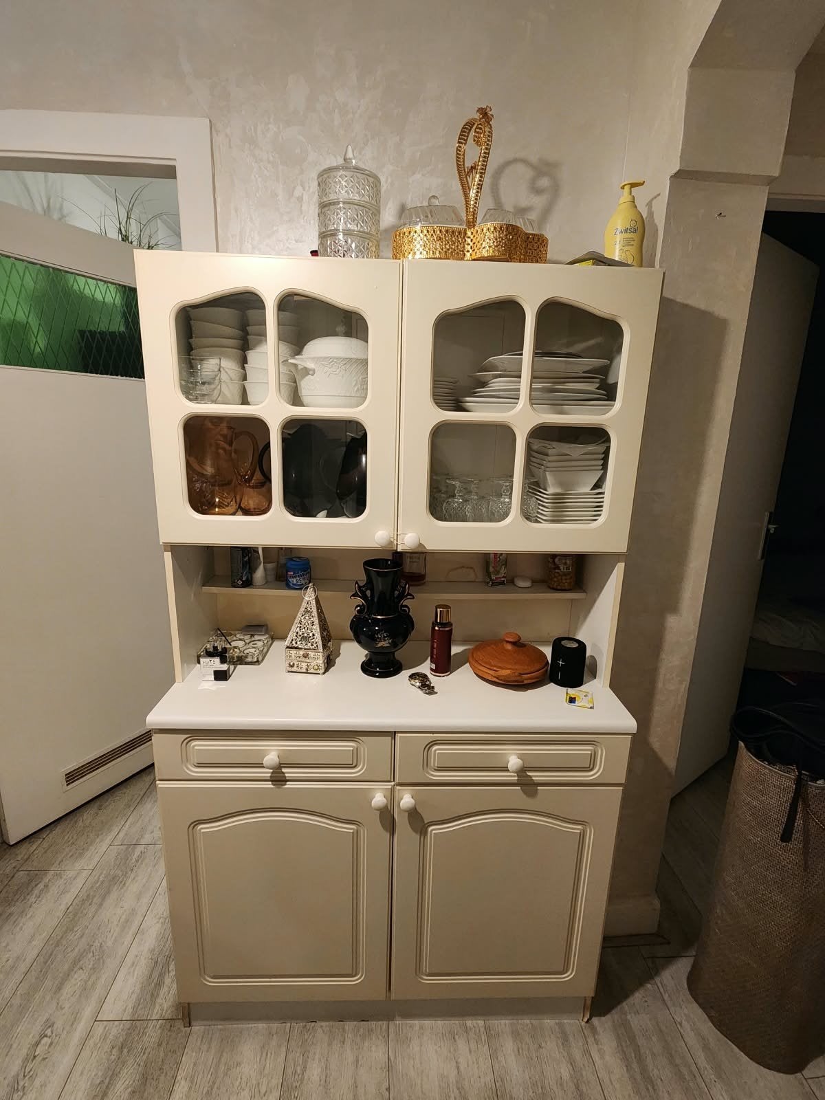 Foto 2 van Crèmekleurige servieskast met vitrine en lades
