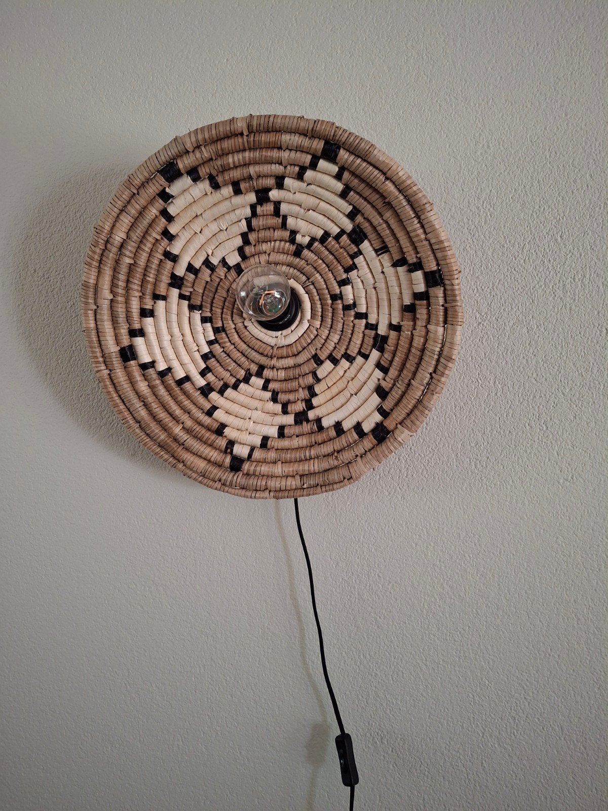 Boho wandlamp van gevlochten riet - Goods & Mojo, Huis en Inrichting, Ophalen, Met snoer/stekker, Natuurlijk materiaal, Meerkleurig