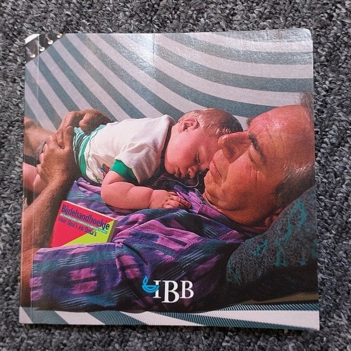 Bijdehandboekje voor opa's en oma's - cadeauboekje, Ophalen of Verzenden, Zo goed als nieuw, IBB