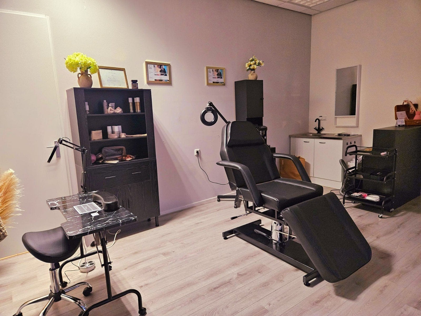 COMPLETE BEAUTYSALONINRICHTING TE KOOP – € 2.500, Ophalen