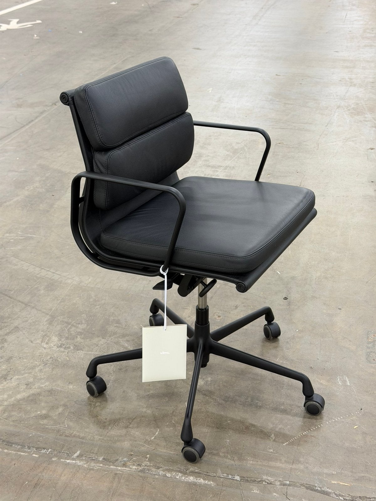 Vitra EA 217 Soft Pad Chair | All Black | NIEUW met kaartje