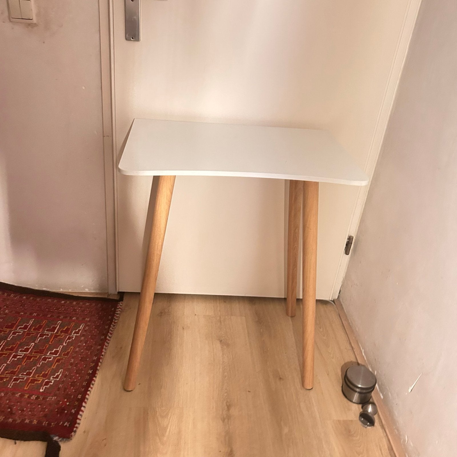 Witte bijzettafel met houten poten, Minder dan 55 cm, Zo goed als nieuw, Rechthoekig, Hout