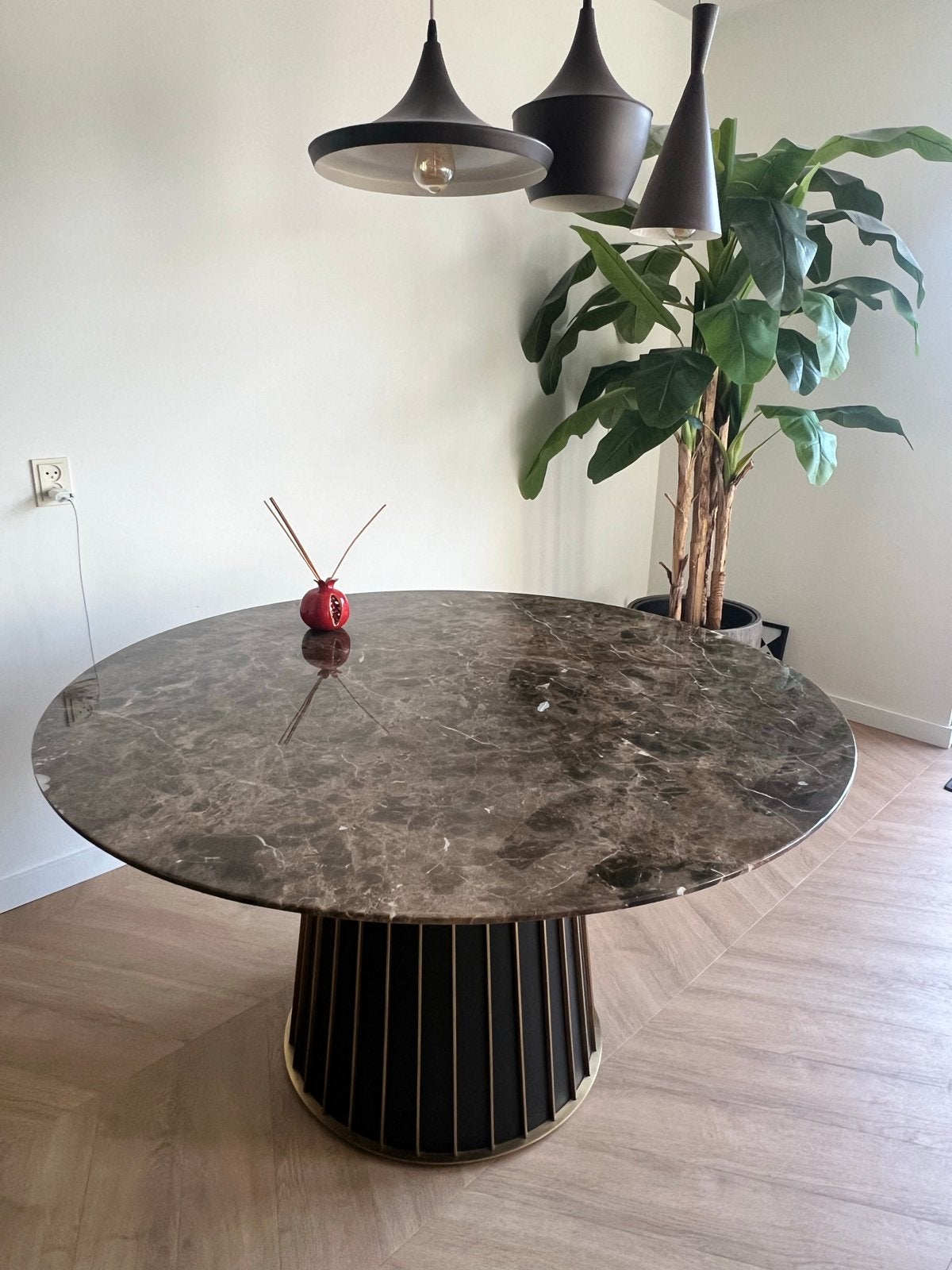 Emperador marmeren tafel met metalen onderstel, Ophalen, Overige materialen, Gebruikt, 50 tot 100 cm