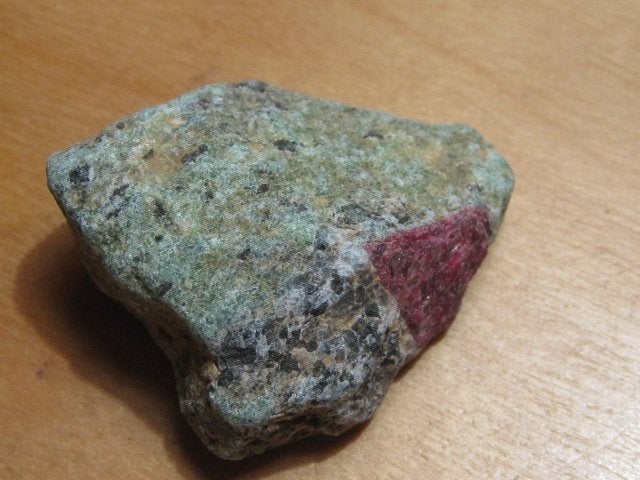m. 2x ruwe edelsteen ROBIJN IN ZOISIET (3), Verzenden, Mineraal