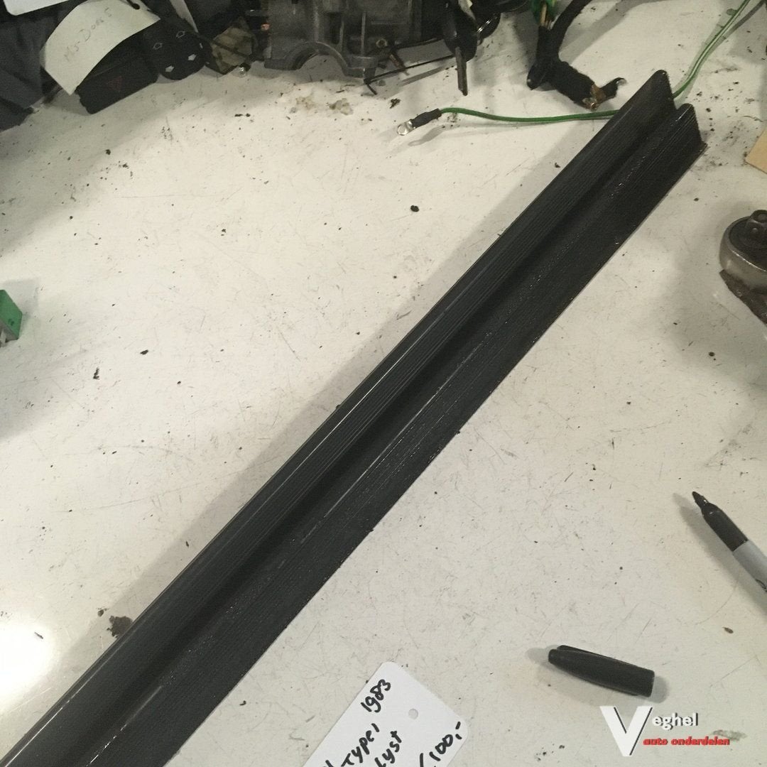 Mercedes W201 1983 Rubber Links en Rechts thv kokerbalk, Gebruikt, -, -, Ophalen of Verzenden