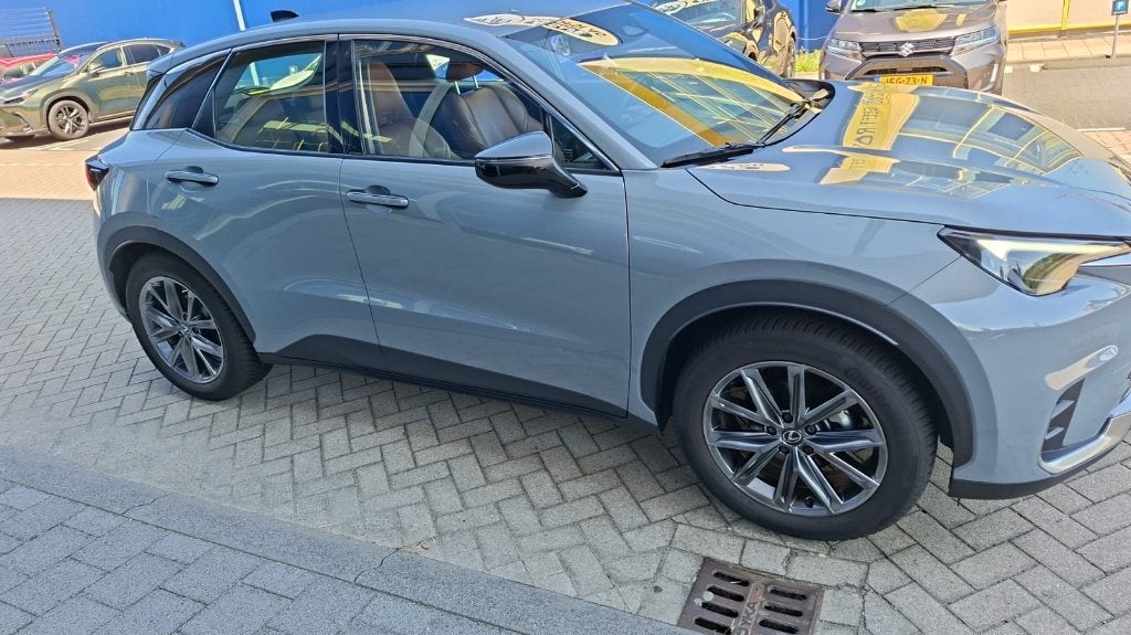Lexus LBX Relax 1.5 136pk CVT 2WD 2025 Grijs, 136 pk, LBX, Bruin, SUV of Terreinwagen