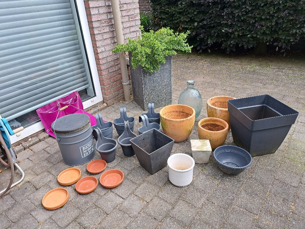 Gratis afhalen bloempotten en schaaltjes e.d., Tuin en Terras, Bloempotten, Gebruikt, Terracotta, Balkon, Tuin, Minder dan 40 cm