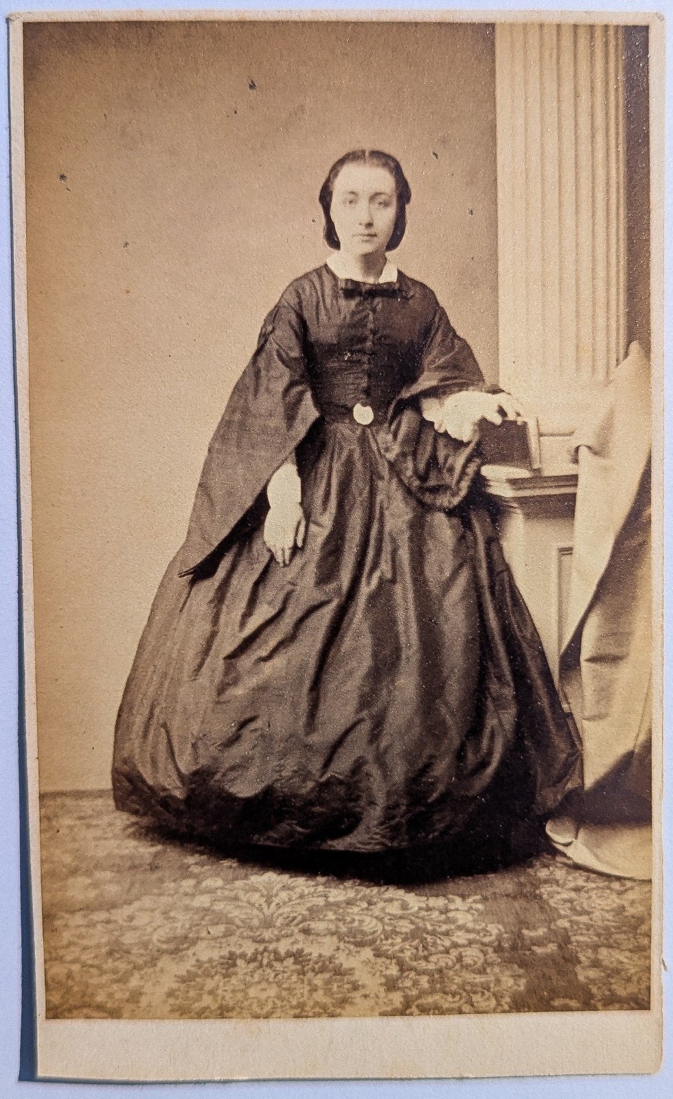 Vroege CDV Albumine 1860, Jongedame Hoffmeister Leiden, Gebruikt, Foto, Ophalen of Verzenden, Voor 1940