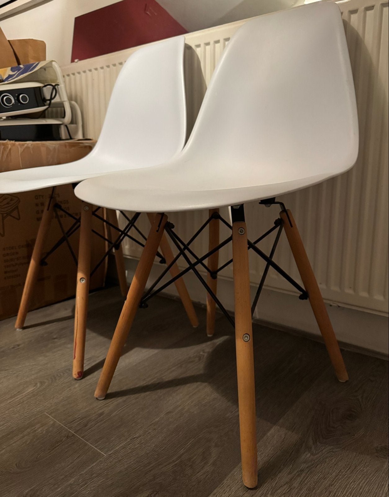 Set van 2 Witte Eames Stijl Stoelen met Houten Poten, Ophalen, Twee, Wit, Zo goed als nieuw