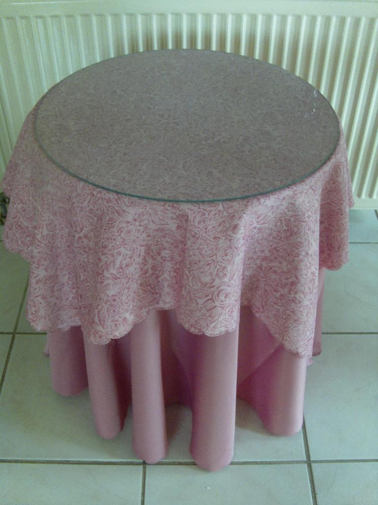 Mooi tafeltje met glasplaat en kleedjes., Huis en Inrichting, Tafels | Bijzettafels, Ophalen, Rond, Minder dan 55 cm, 45 tot 60 cm