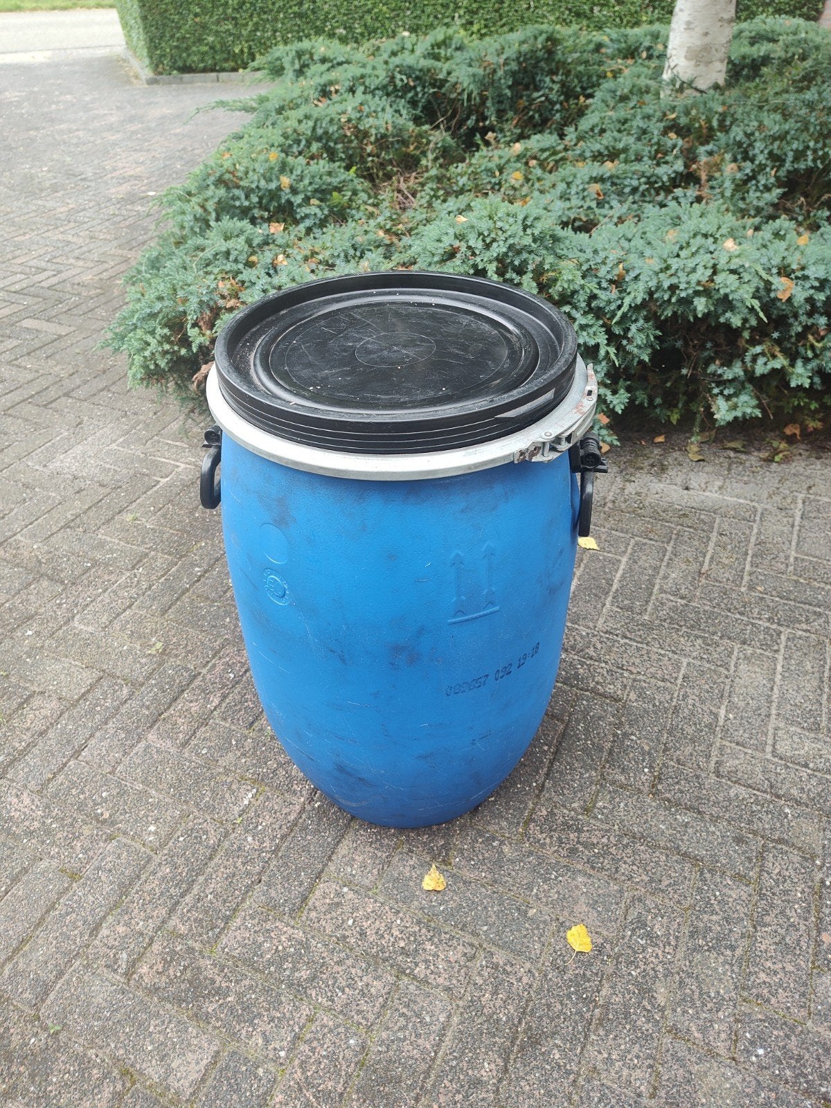 Kunstof voerton met afsluitbare deksel, Ophalen, Gebruikt