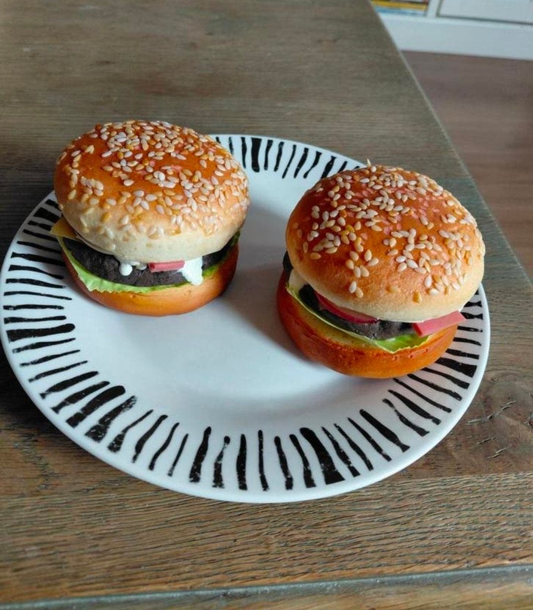 Nep Hamburgers super realistisch. voor theater bijvoorbeeld., Hobby en Vrije tijd, Kostuums, Theaterbenodigdheden en LARP, Ophalen of Verzenden