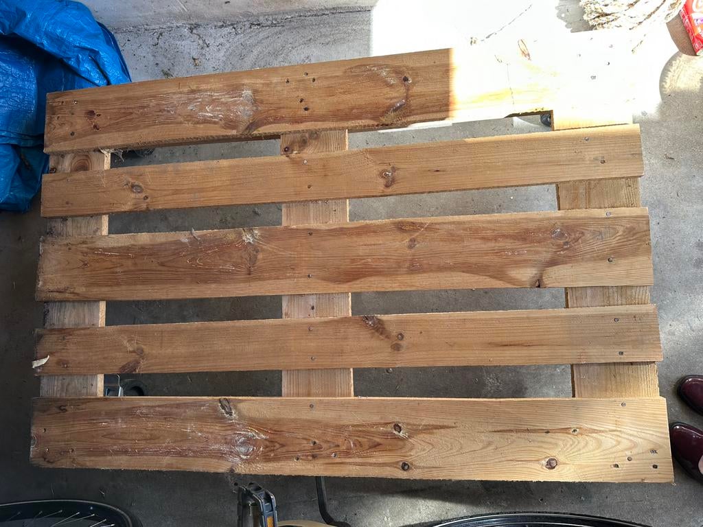 Palet / palletbank met wieltjes eronder gemonteerd, Ophalen, Zo goed als nieuw, Hout