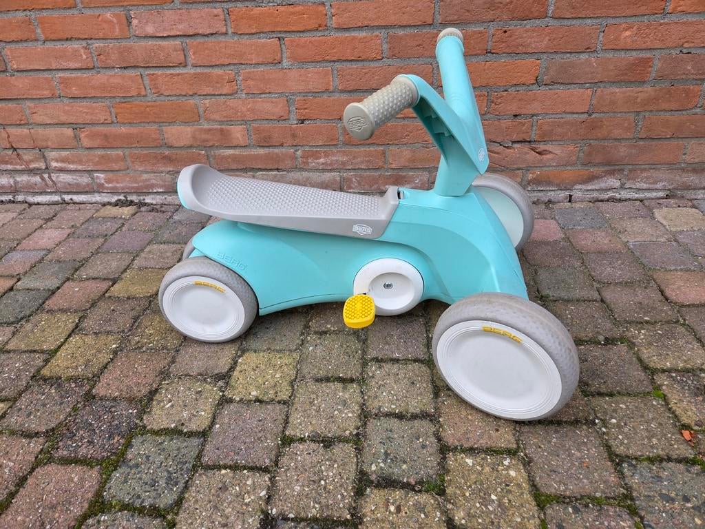 Lichtblauwe loopfiets met uitklapbare trappers, Ophalen