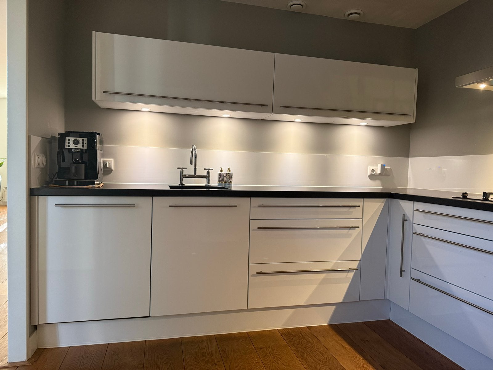 Lodder hoogglans witte keuken met zwart hardstenen blad, Ophalen, Wit, Hoekkeuken, Graniet of Steen