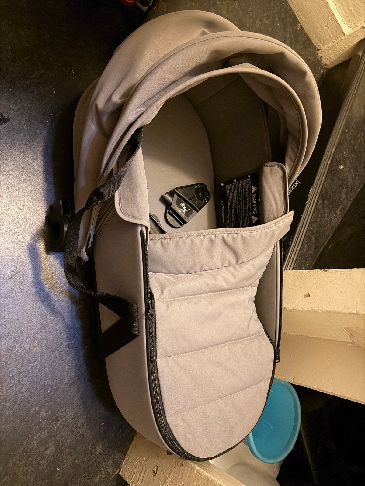 Babyzen Yoyo reiswieg grijs met adapters, Kinderen en Baby's, Kinderwagens en Combinaties, Zo goed als nieuw, Met reiswieg, Ophalen