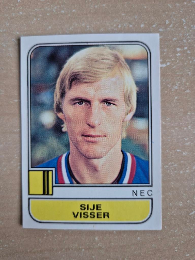 Panini Voetbal 82 Sije Visser NEC, Verzamelen, Sportartikelen en Voetbal, Ophalen of Verzenden, Zo goed als nieuw, Overige binnenlandse clubs