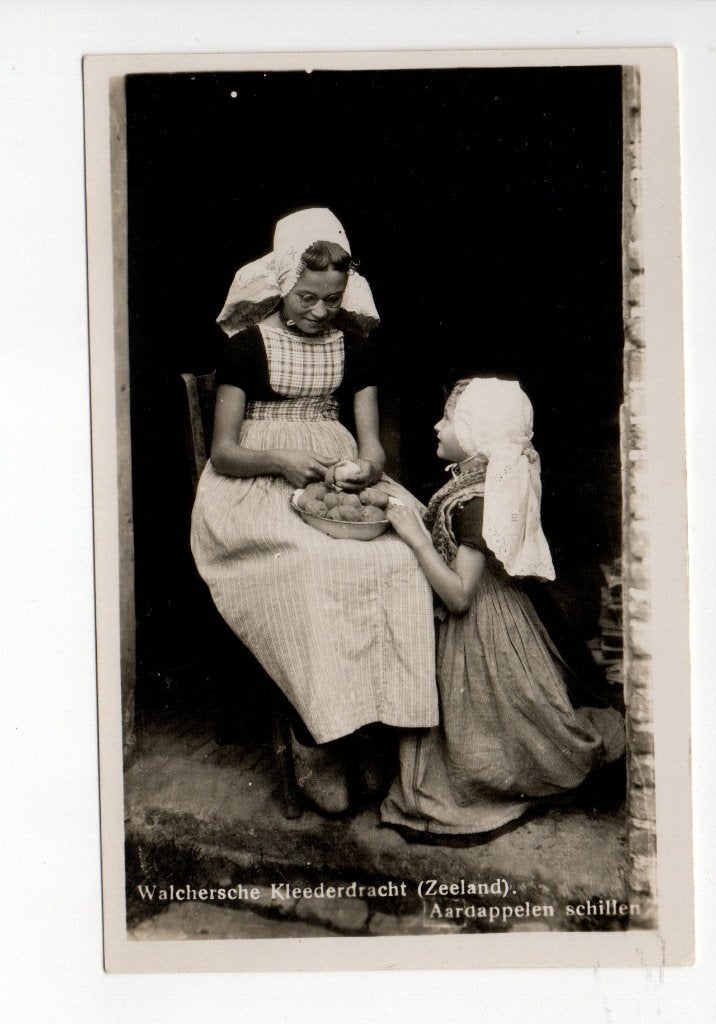 Oude ansichtkaart Walcherse klederdracht, aardappel schillen, Ophalen of Verzenden, 1920 tot 1940, Gelopen, Zeeland