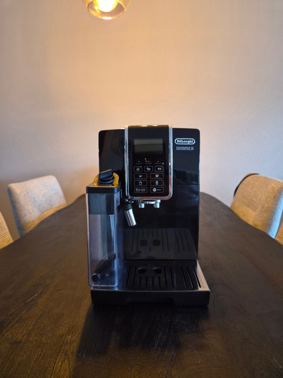 De'Longhi Dinamica volautomatische bonenkoffiemachine, Ophalen, Afneembaar waterreservoir, Gebruikt, Koffiemachine