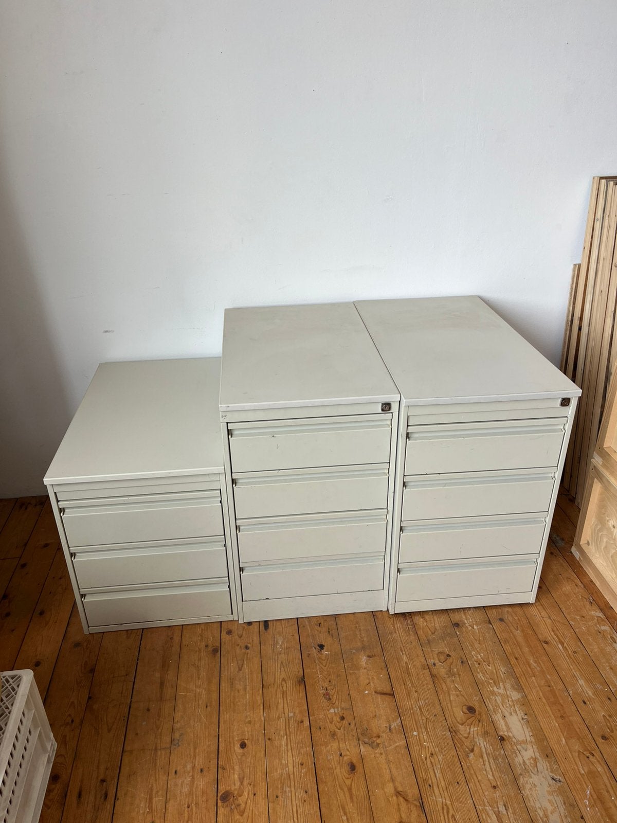 Set van 3 grijze stalen ladekasten, waarvan 1 met sleutels, Huis en Inrichting, Kasten | Ladekasten, Ophalen, Gebruikt, 50 tot 100 cm