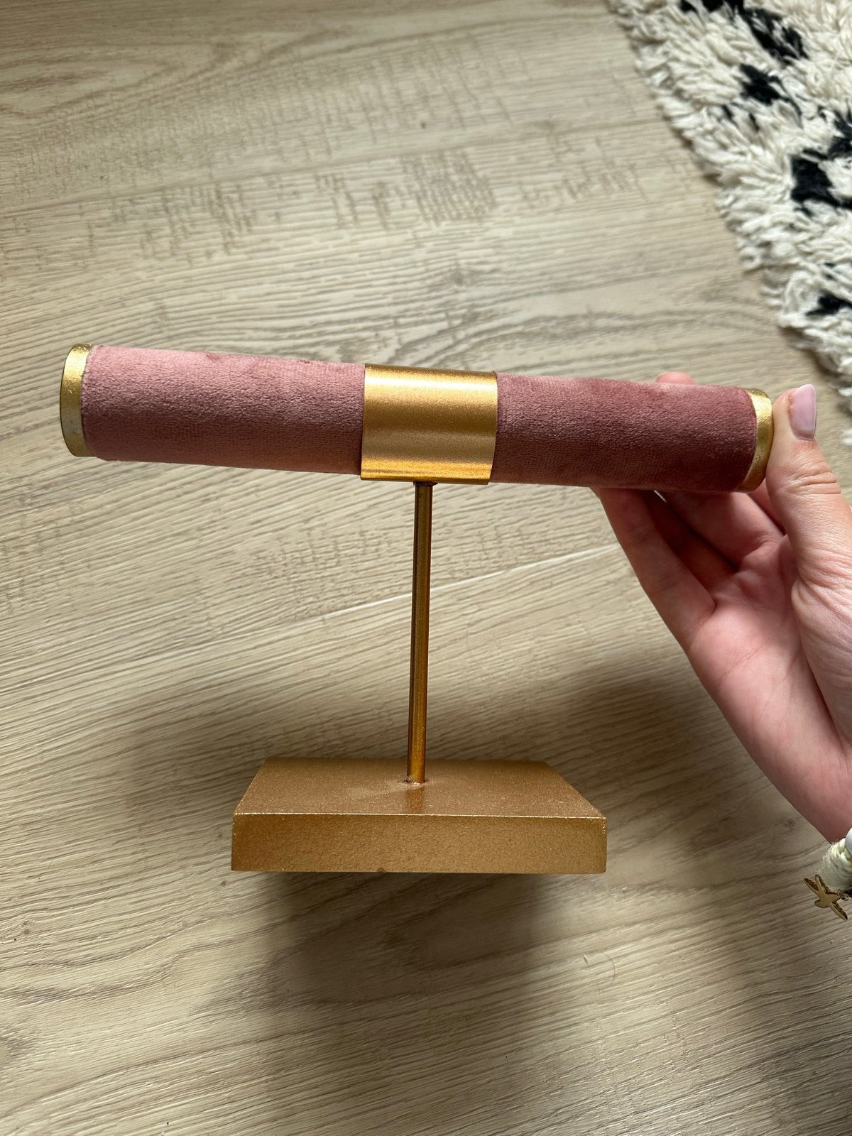 Sieraden standaard - Roze fluweel met goud, Sieraden, Tassen en Uiterlijk, Ophalen of Verzenden, Zo goed als nieuw
