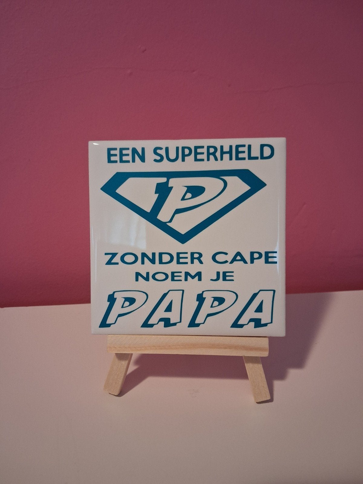 Handgemaakte tegel met 'Superheld Papa' tekst, Huis en Inrichting, Woonaccessoires | Overige, Ophalen, Nieuw, Wit, Steen/keramiek