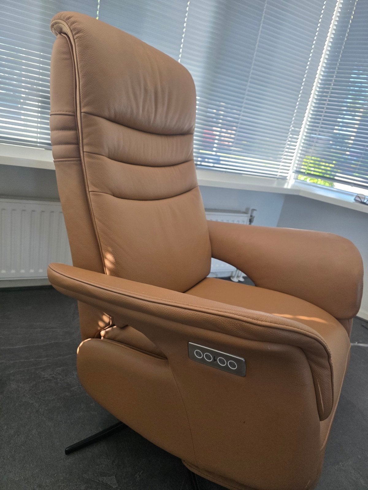 Mooie leren relax fauteuil elektrische en draaibaar., Ophalen of Verzenden, Zo goed als nieuw, 50 tot 75 cm, Leer