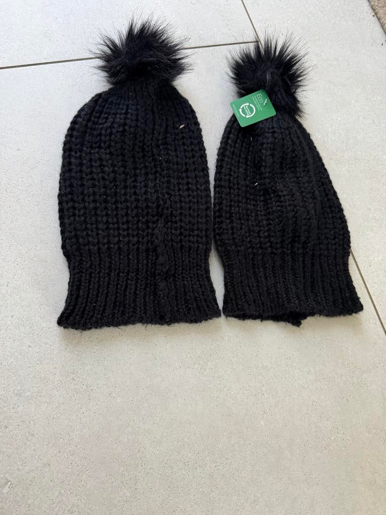 2 x Zwarte Gebreide Muts met Pompon - Nieuw, Kleding | Dames, Mutsen, Sjaals en Handschoenen, Ophalen of Verzenden, Nieuw, Maat 38/40 (M)
