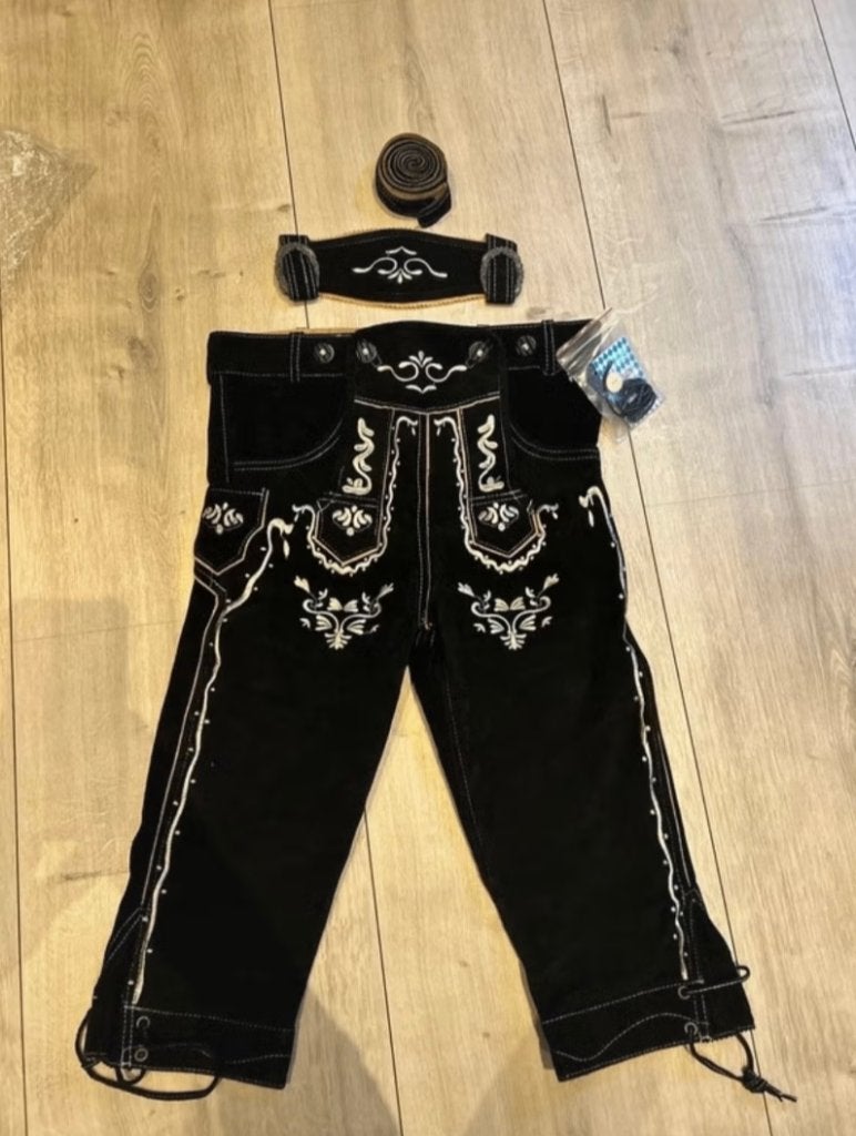 Nieuwe Lederhose 'Spirit of Bavaria' 100% Leer - Maat 46, Ophalen of Verzenden, Overige thema's, Kleding, Maat 46 (S) of kleiner