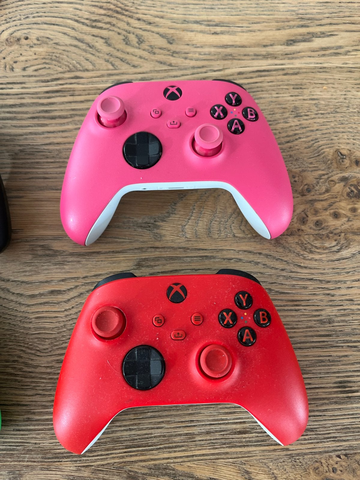 Foto 7 van Xbox Series S met 4 controllers en oplaadstation