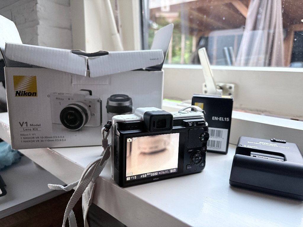 Nikon 1 V1 + 10-30mm Kitlens Compleet in doos + extra accu!, Ophalen, Compact, 10 Megapixel, Zo goed als nieuw