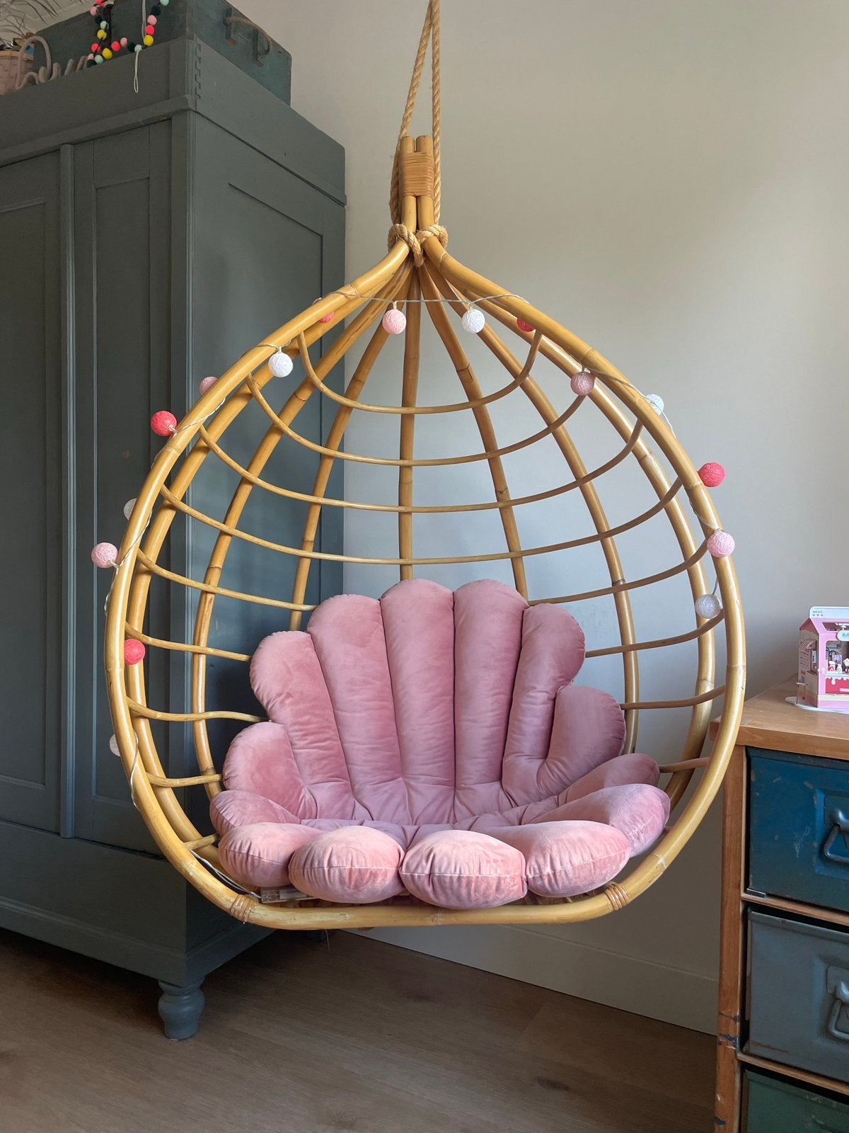 Rotan hangstoel met roze kussen, Ophalen, Gebruikt, Overige kleuren, Eén