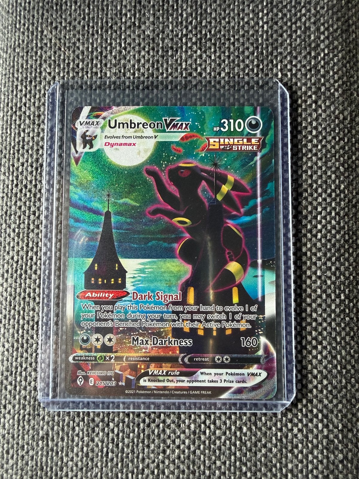 Umbreon VMAX Alt Art (215/203) Pokémon Kaart, Ophalen of Verzenden, Zo goed als nieuw, Losse kaart