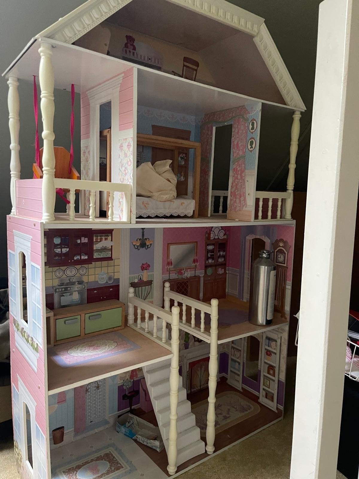 Groot poppenhuis compleet met meubels en accessoires, Kinderen en Baby's, Ophalen of Verzenden, Gebruikt, Poppenhuis