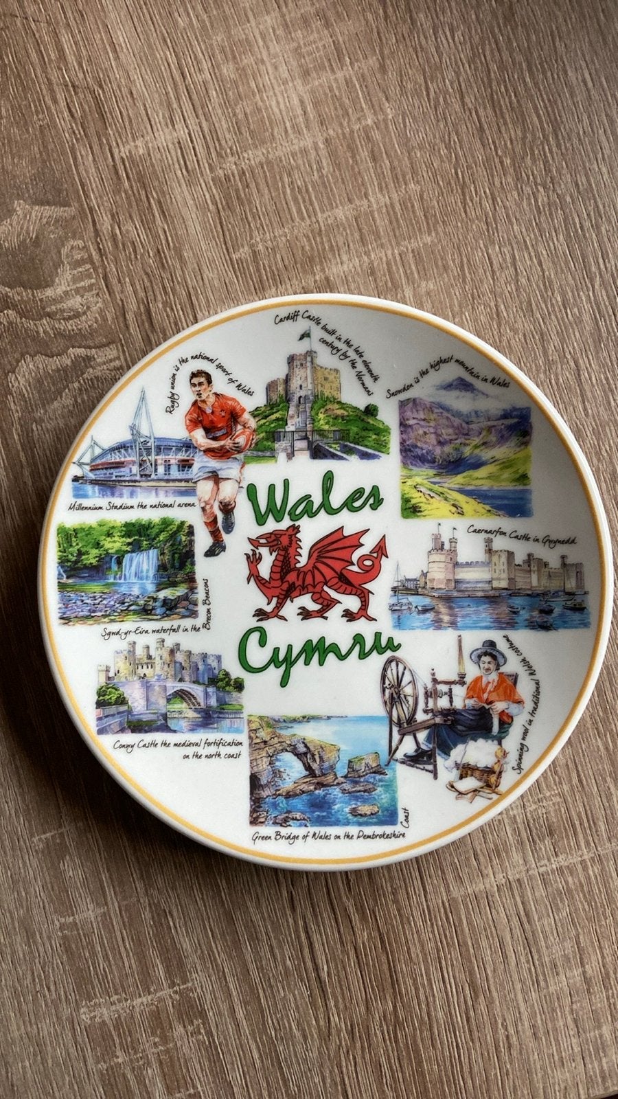 Decoratieve wandplaat Wales Cymru souvenir, Gebruikt, Porselein of Keramiek, Schaal, Rond