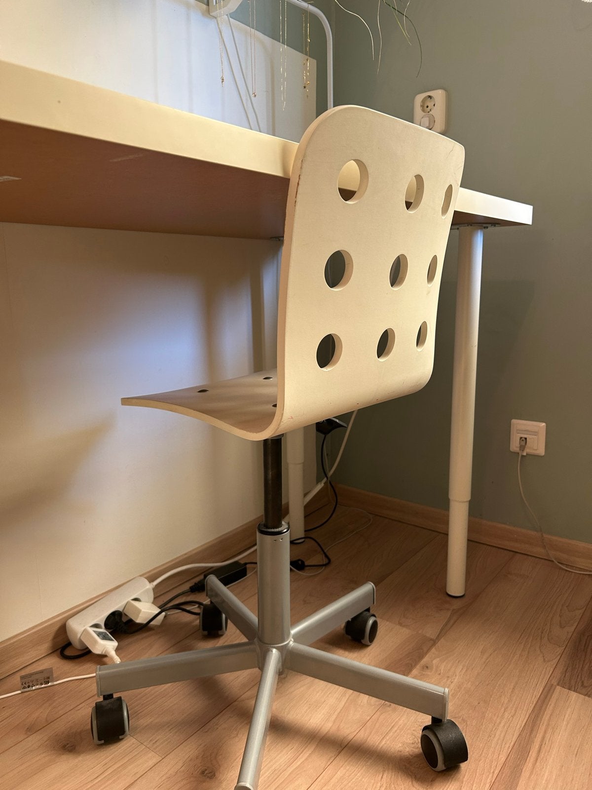 IKEA JULES kinderbureaustoel (wit) in hoogte verstelbaar, Huis en Inrichting, Bureaustoelen, Ophalen, Gebruikt, Wit, Bureaustoel