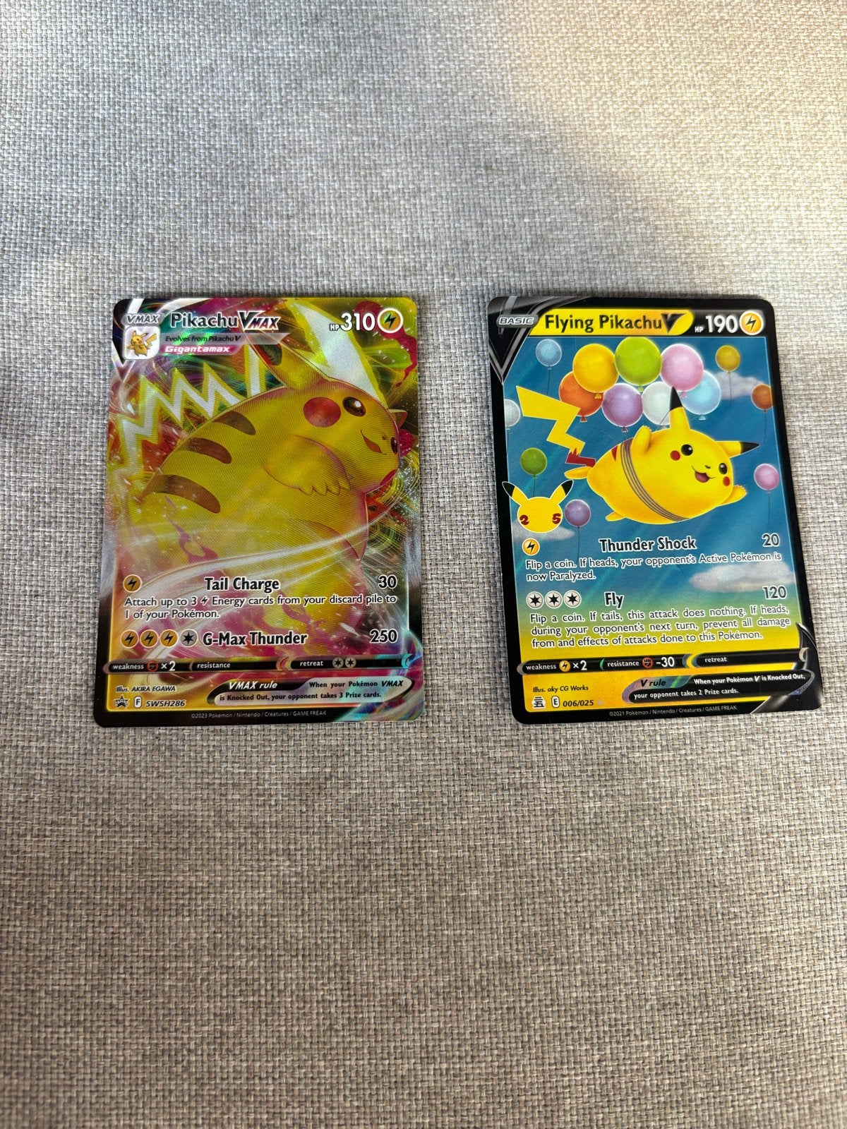 Pokémon Kaarten: Pikachu VMAX & Flying Pikachu V, Ophalen of Verzenden, Zo goed als nieuw, Meerdere kaarten