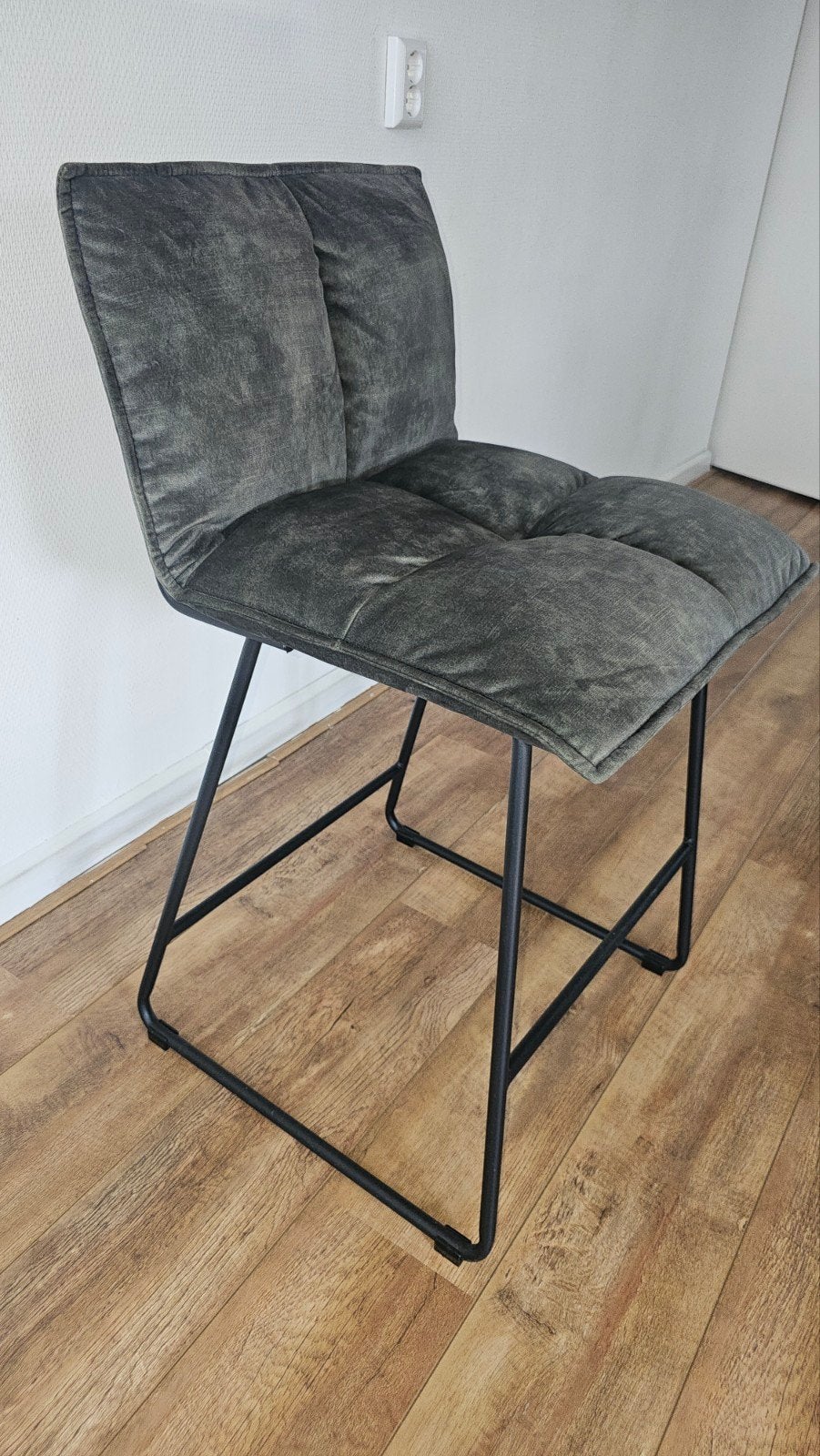 Comfortabele barkruk in antraciet met Hunter Adore stof, Ophalen, Met voetsteun, 60 tot 90 cm, Nieuw