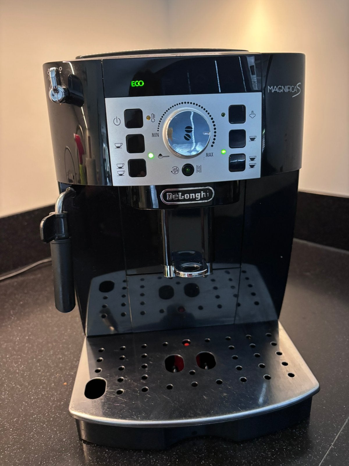 De”Longhi Magnifica Volautomatische espressomachine, Gebruikt, Koffiemachine, Ophalen of Verzenden, 4 tot 10 kopjes