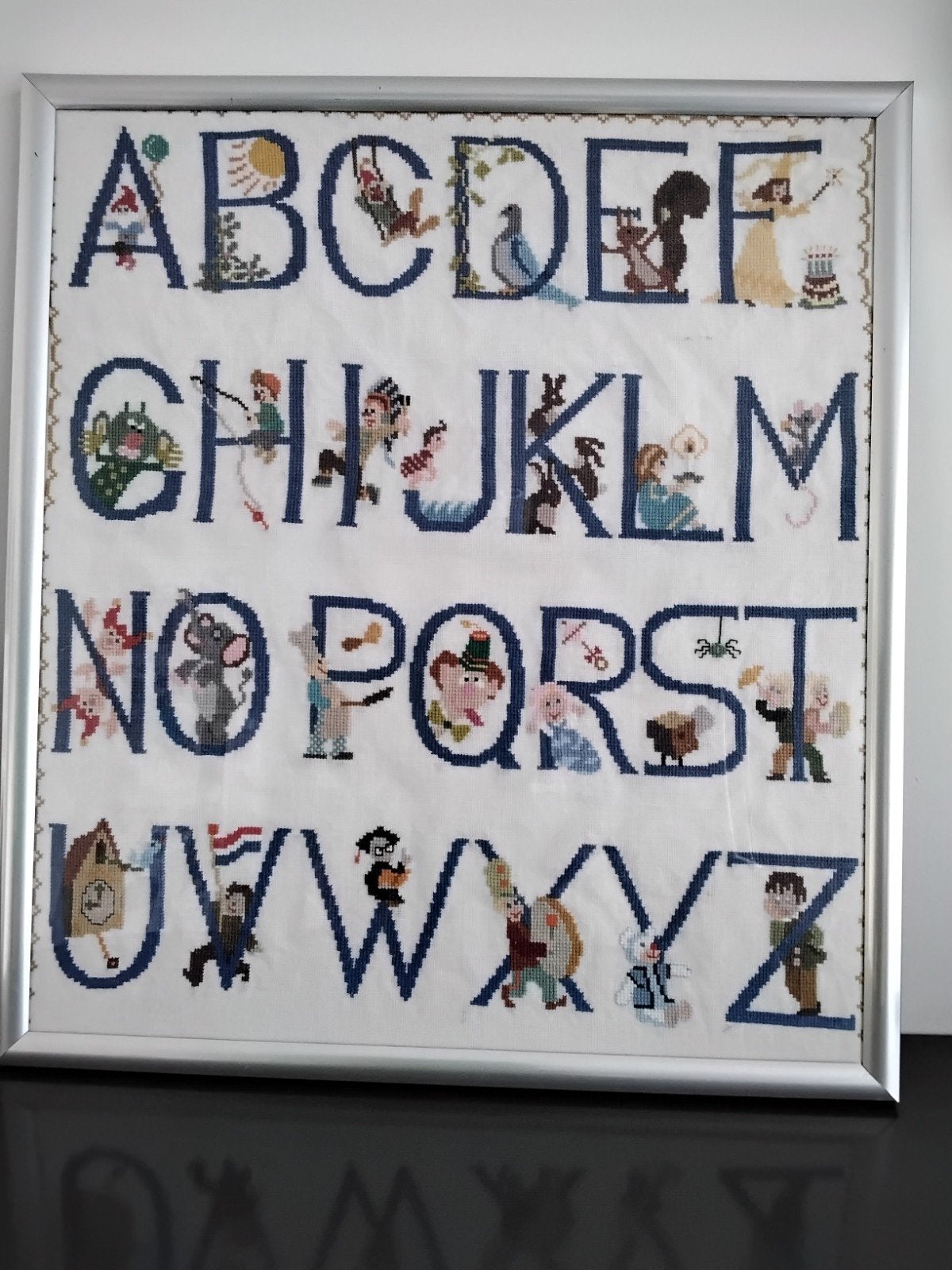 ALFABET GEBORDUURD IN LIJST ACHTER PERSPEX (ipv glas) 42x47, Ophalen of Verzenden, Zo goed als nieuw, Handborduren, Overige typen