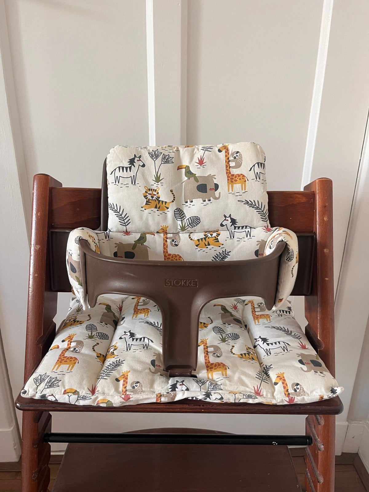 Stokke Tripp Trapp kinderstoel walnut met babyset, Ophalen, Zo goed als nieuw, Meegroeistoel, Aanschuifbaar