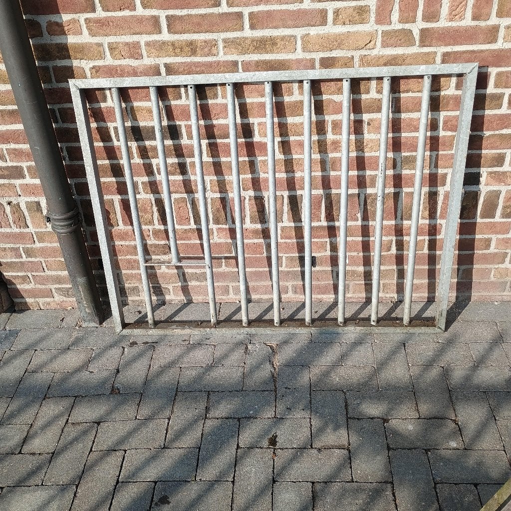 Rooster voor stalraam, Stalling