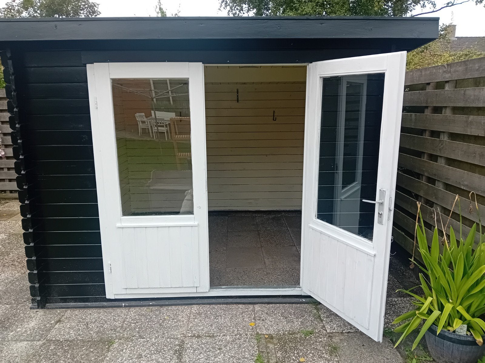 Zwart houten schuurtje/hok met dubbele deuren, Ophalen, 250 tot 500 cm, Schuur, 2 ramen